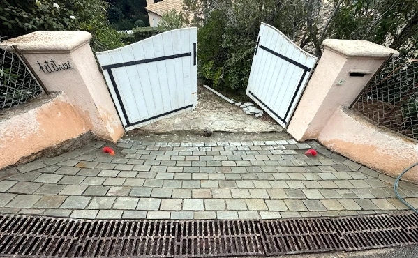 Installation de drainage linéaire raccordé au réseau pluvial communal à Sainte-Maxime
