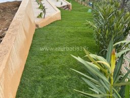 Aménagement de jardin avec arrosage automatique et gazon naturel à Saint-Tropez