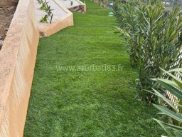 Aménagement de jardin avec arrosage automatique et gazon naturel à Saint-Tropez