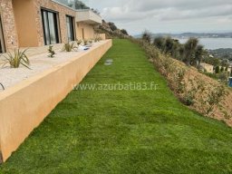 Aménagement de jardin avec arrosage automatique et gazon naturel à Saint-Tropez