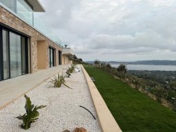 Aménagement de jardin avec arrosage automatique et gazon naturel à Saint-Tropez