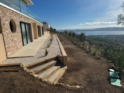 Aménagement de jardin avec arrosage automatique et gazon naturel à Saint-Tropez