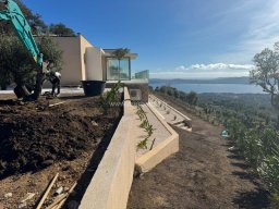 Aménagement de jardin avec arrosage automatique et gazon naturel à Saint-Tropez